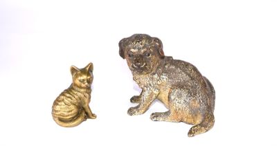 deux figurines d'un chien et d'un chat assis l'un à côté de l'autre