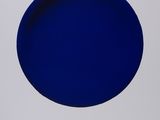 l'image d'un objet circulaire bleu sur une surface blanche