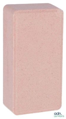 un gros plan sur une brique rose sur fond blanc