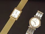 une image montrant deux montres posées l'une à côté de l'autre sur une table