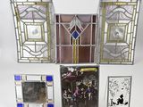 plusieurs œuvres d'art en vitrail exposées sur un fond blanc