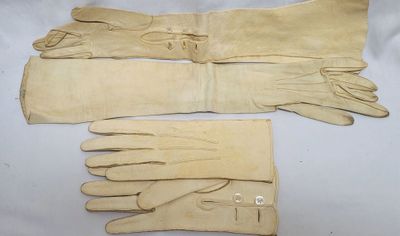 deux paires de gants en cuir sont posées sur une surface blanche