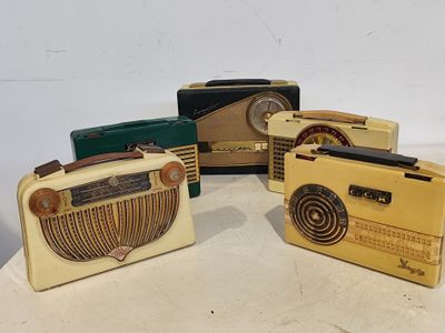 trois radios à l'ancienne posées sur une table