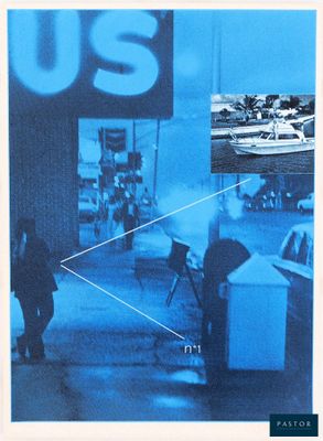 une photo d'un homme marchant dans la rue devant un magasin américain