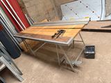 une photo d'un établi dans un garage avec des outils dessus