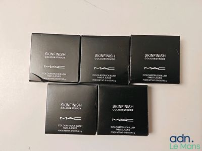quatre produits de maquillage Mac posés sur une table blanche