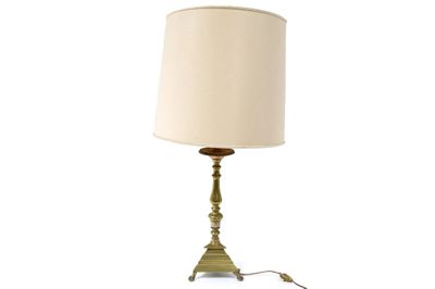 une lampe posée sur une table à côté d'une lampe