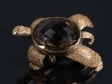 bague tortue plaquée or avec une pierre en cristal noir facettée