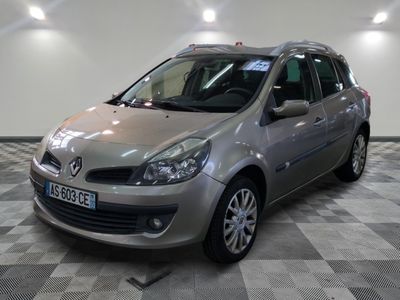 la photo d'une voiture argentée garée dans un garage