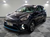 une voiture noire garée dans un garage au sol en damier