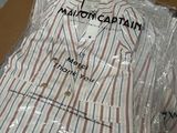 une boîte contenant une chemise emballée dans du plastique