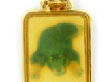 pendentif plaqué or représentant une grenouille sur fond jaune