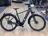 un vélo posé par terre dans un magasin