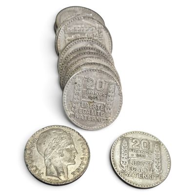 plusieurs pièces d'argent empilées les unes sur les autres sur une surface blanche