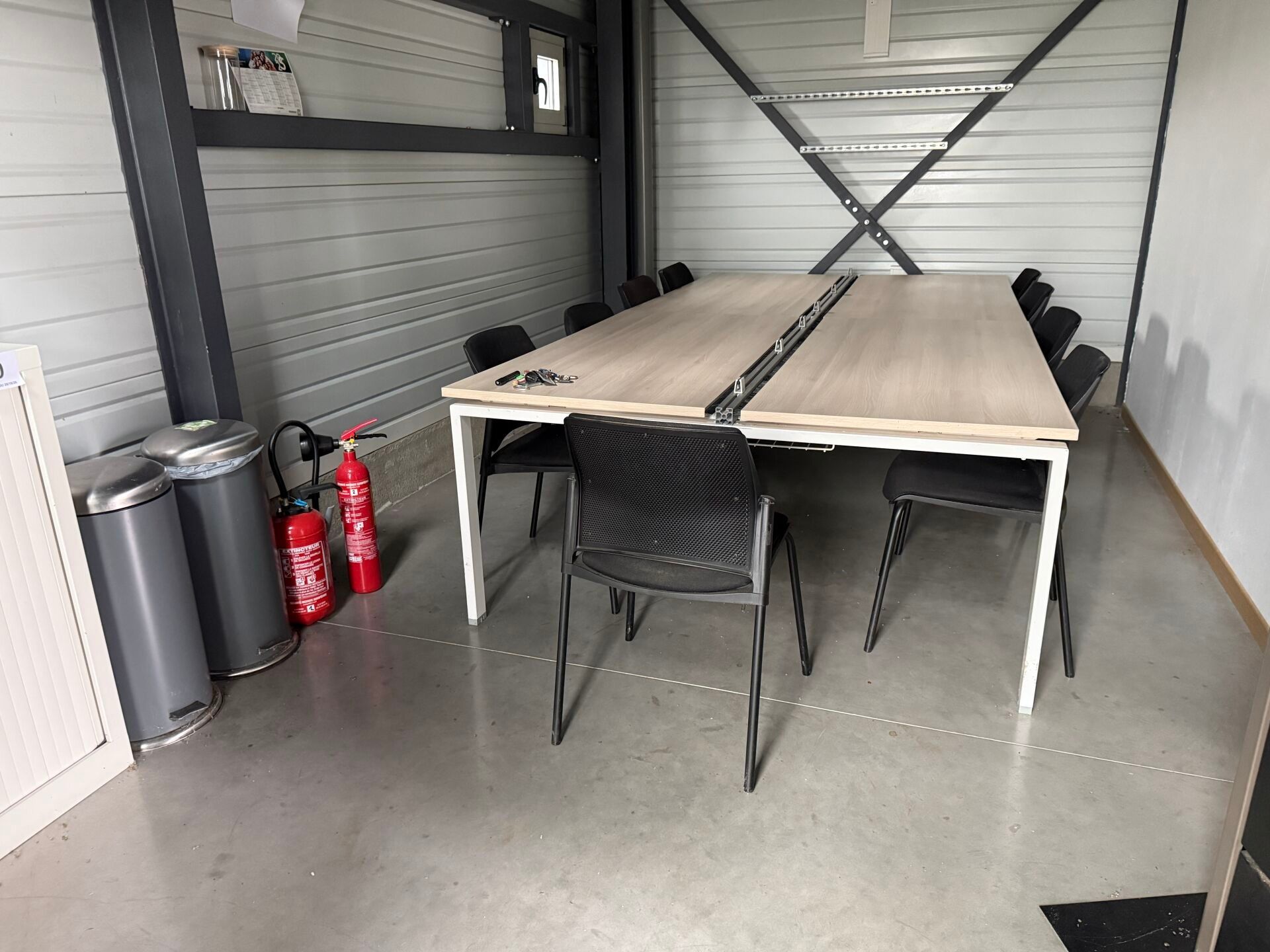 Ensemble mobilier comprenant :