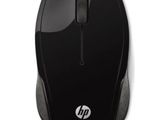 La souris est noire et porte un logo HP blanc.
