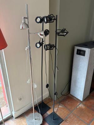 une lampe posée par terre près d'une fenêtre