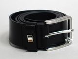 une ceinture en cuir noir munie d'une boucle en métal