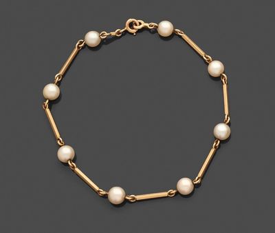 un bracelet en perles de culture et en or