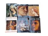 plusieurs livres sont empilés sur une surface blanche