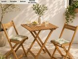 deux chaises et une table sur une terrasse, avec une plante en pot