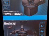 deux boîtes de pompes d'aquarium Powertouch sur fond noir