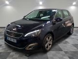 la voiture noire est garée dans le garage sur le sol en damier