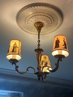 un lustre à trois lampes suspendu au plafond