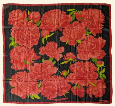 une écharpe rouge et noire ornée de fleurs rouges