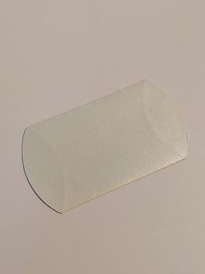 une image représentant une feuille de papier blanc posée sur une surface blanche