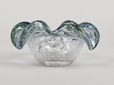 un saladier en verre transparent orné de motifs bleus et verts