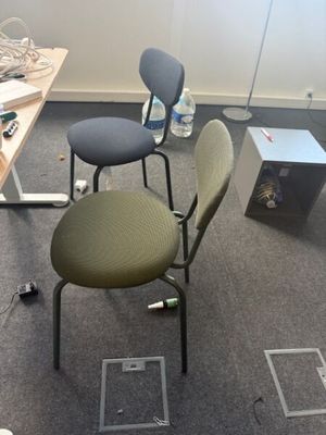 deux chaises et une table dans une pièce