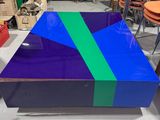 table basse violette et bleue, ornée d'une bande verte sur le dessus