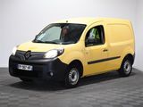 La camionnette jaune est garée dans la pièce vide au sol en damier.
