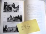 un livre ouvert sur lequel figure l'image d'un château