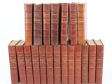 une pile de livres empilés les uns sur les autres sur une surface blanche