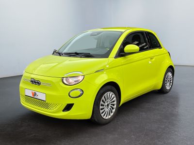 La petite voiture jaune est garée dans une grande pièce