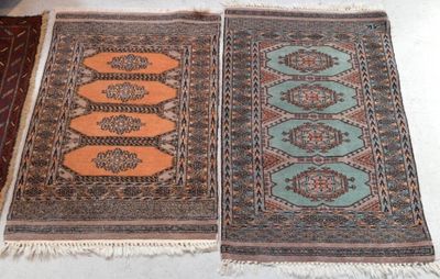 deux tapis posés sur une table, avec un chat assis dessus