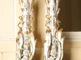 deux vases posés sur une table