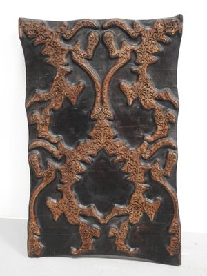 un coussin marron et noir posé sur une table blanche