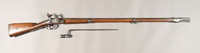 un vieux fusil avec une crosse en bois et une crosse en bois
