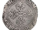 Gros plan sur une pièce de monnaie portant une croix