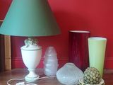 une lampe posée sur une table à côté d'une lampe