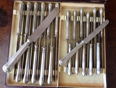 un lot de couteaux dans une boîte contenant un couteau