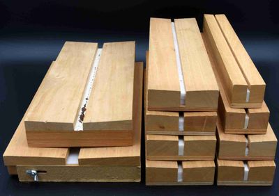 plusieurs morceaux de bois empilés les uns sur les autres sur une table