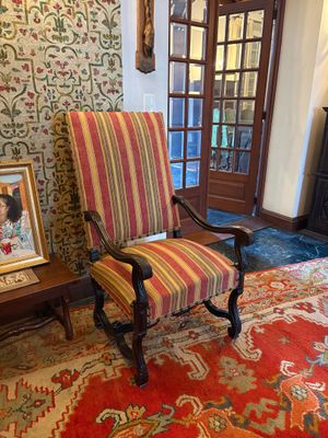 une photo d'une chaise et une photo d'une femme assise sur un tapis