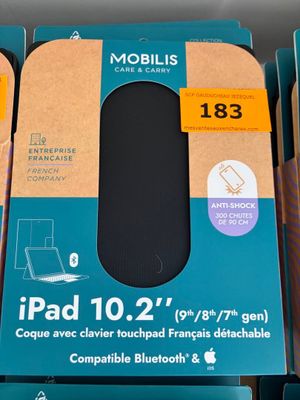 Trois cartons de téléphones portables sont exposés à la vente dans un magasin