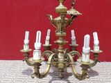 un lustre ancien en laiton à cinq bougies posé sur une table
