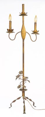 une lampe posée sur un support sur lequel se trouvent deux bougies