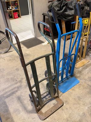 un diable bleu et un diable bleu dans un garage